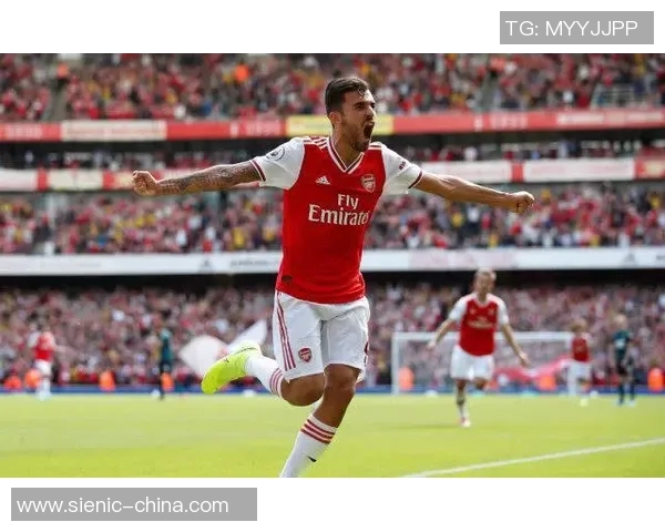 足球巨星定制钻戒闪耀登场 球场外的奢华魅力与荣耀象征